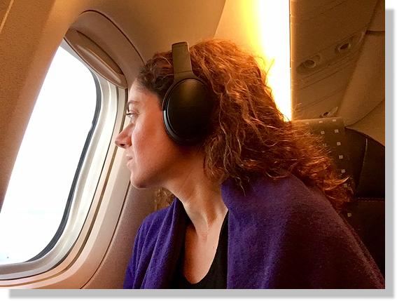 Utilisatrice avec le casque dans un avion